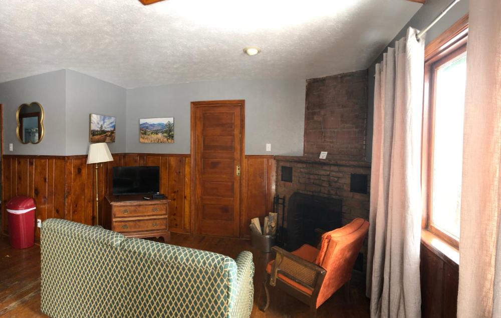 Deluxe Queen Room interior